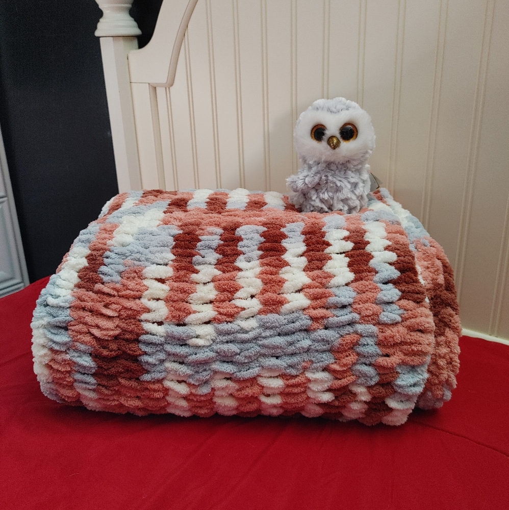 THROW, PLUSH, BERNAT ALIZE BLANKET-EZ (WARM CLAY)